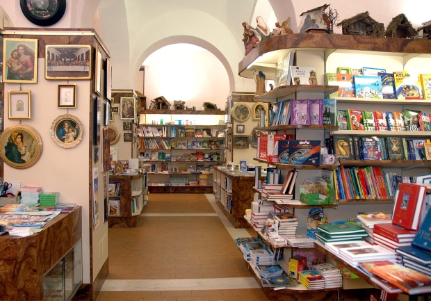 Une librairie de livres religieux - diocesivigevano.it